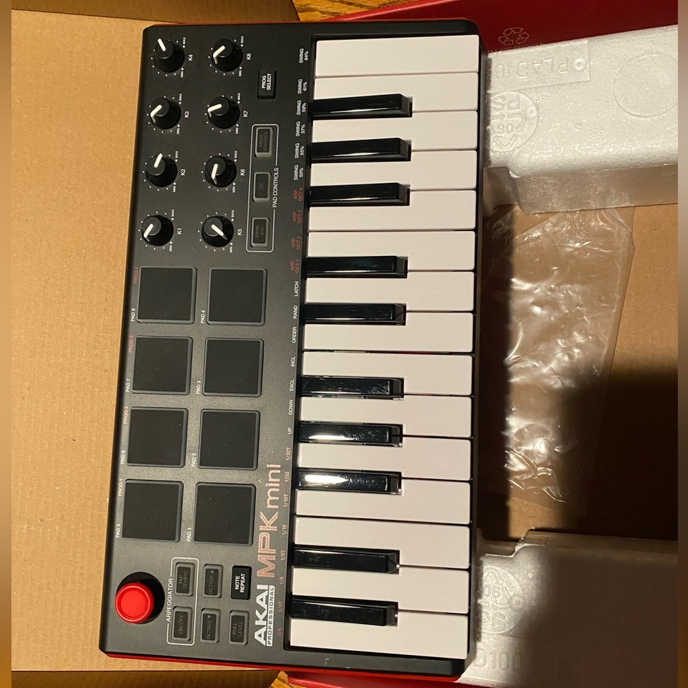 Akai MPK Mini Keyboard - Picture 2 of 5